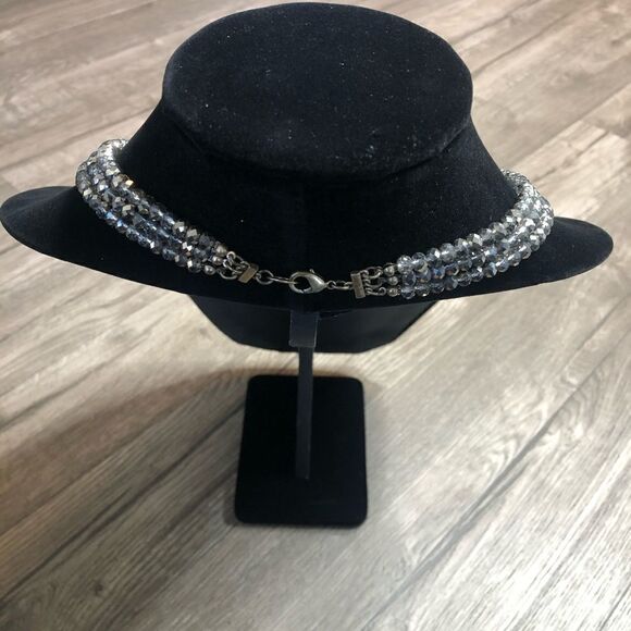 2/$30 Green Gold sparkly beaded necklace - Picture 5 of 7